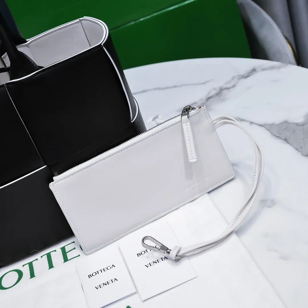 Batch 1760 medium arco, BottegaVeneta# official website latest cowhide leather with inner sheepskin SLIP tote handbag, and the logo has been changed to the side panel😍The oversized woven design really makes it a huge gap from ordinary tote bags🔗🔗Different color combinations inside and outside ⛓Daniel Lee leads the brand's DNA to continue to evolve with fresh inspiration🧬🧬showing a balanced style of luxury and reality👉: 30*20*12 Model: 9893#